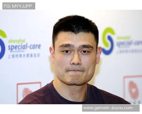 西安机场偶遇姚明引发热议球迷纷纷合影留念分享精彩瞬间